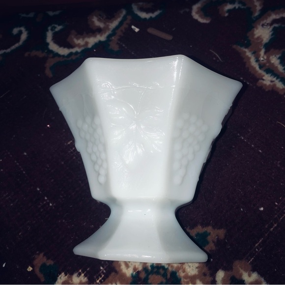 Vintage octagon milk glass compote with grapes and vines. - Picture 4 of 9